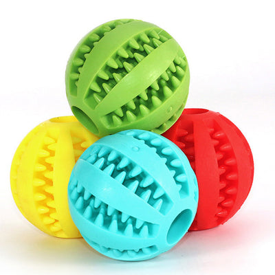 Mellem bold 6 cm Aktivitetslegetøj til godbidder og tandrensning fås i fire farver hos GroomUs
