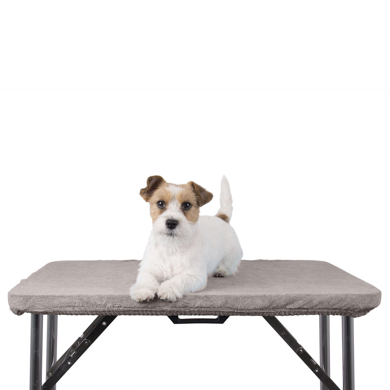 Hund på trimmebord med gråt microfiber cover fra Show Tech