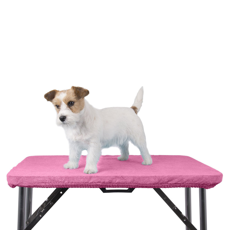 Hund står på trimmebord beklædt med pink microfiber cover fra Show Tech. Fås hos GroomUs
